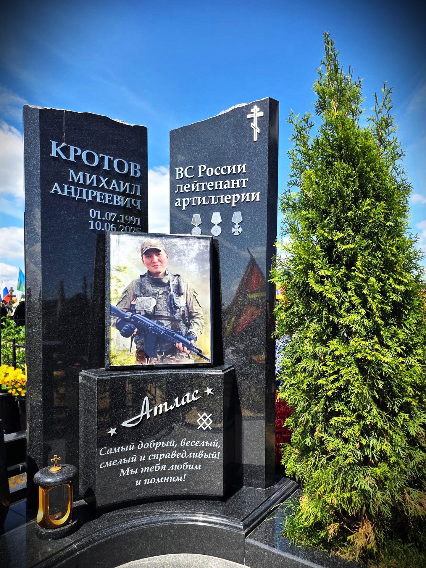 Установлен на Волковском кладбище, г. Москва. - Мемориал Арт